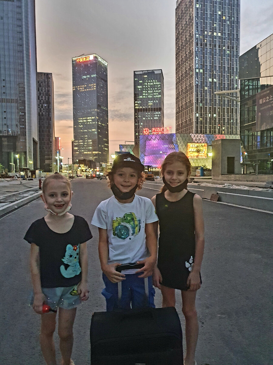 Куда мы отправились всей толпой с чемоданом? 