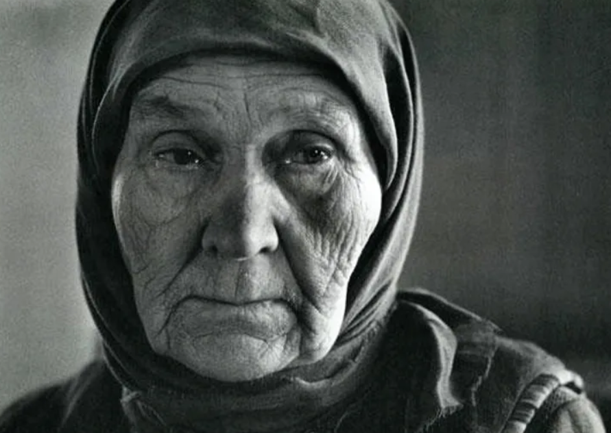 Мать без глаз. Пожилая женщина в платке. Бабушка в черном платке. Старое лицо. Лицо старушки.