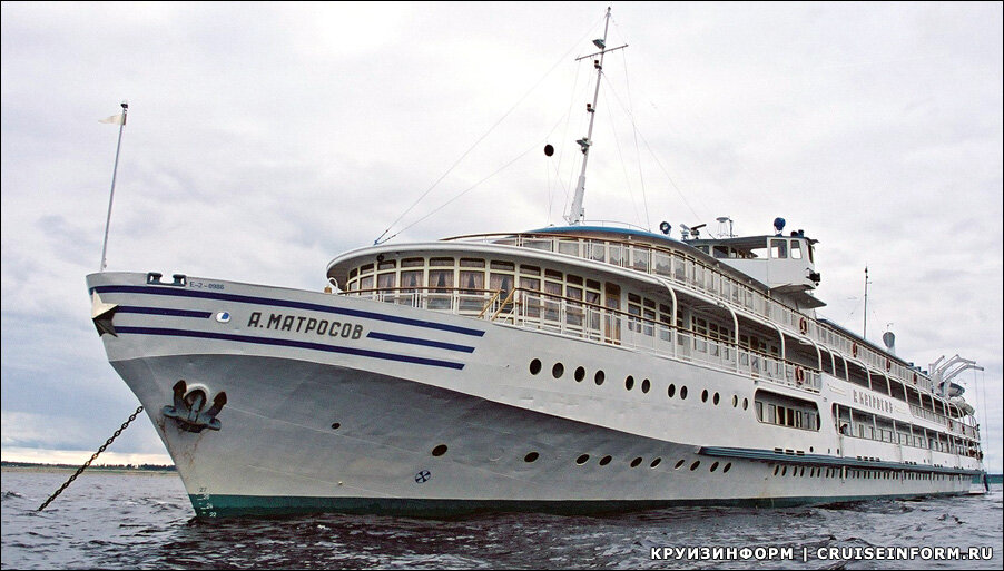Теплоход "Александр Матросов" до сих пор работает на Енисее.