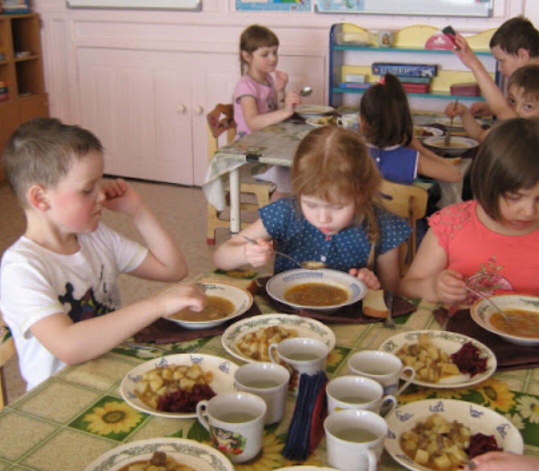Что едят в садике. Питание в детском саду. Питание детей в детском саду. Обед в детском саду. Обед в садике.