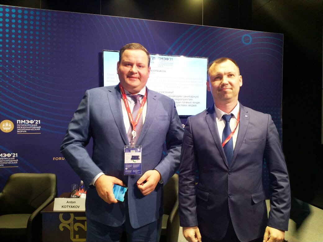 Антон Котяков, министр труда и социальной защиты Российской Федерации и Сергей Окатьев, руководитель спецпроектов Медиахолдинга «ЕвроМедиа».