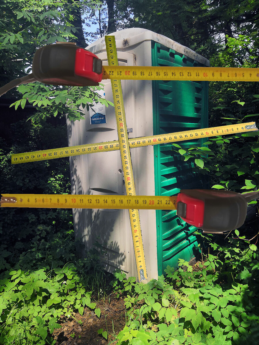 Снимем размеры с типового уличного туалета. 