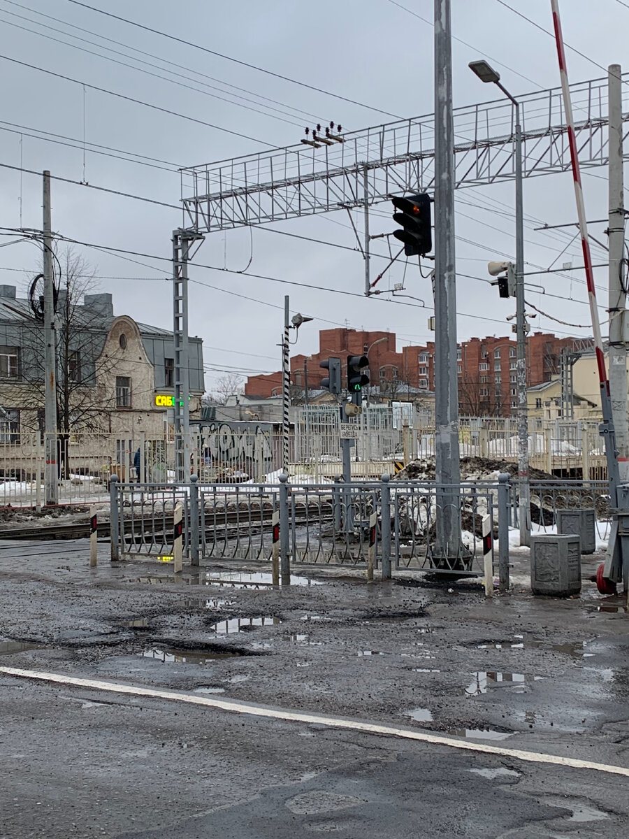 Разбитый асфальт, реклама на столбах, снежные горы и граффити - то, что должна убирать и чинить администрация. Фото автора статьи 