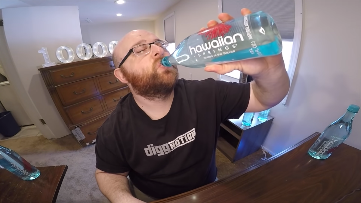 Канал Jon Drinks Water