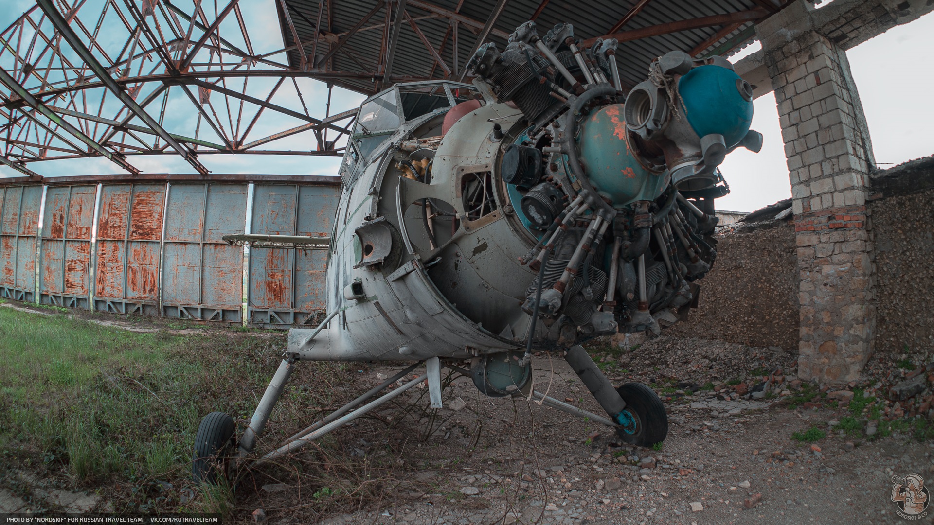 Я искал одинокий заброшенный Ан-2 в Крыму, а нашёл целое 