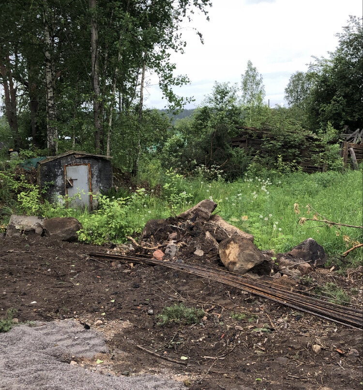 Это то, что осталось от бабушкиного добротного финского дома с высоким цоколем. Он сгорел. Давно, после их переезда в Местерьярви, где мы сейчас и проживаем. Слева дверь – финский погреб. Справа завал – повалившаяся баня и хозяйственные постройки.