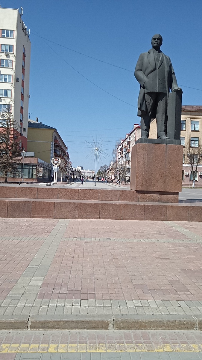 Ленин возле здания правительства области
