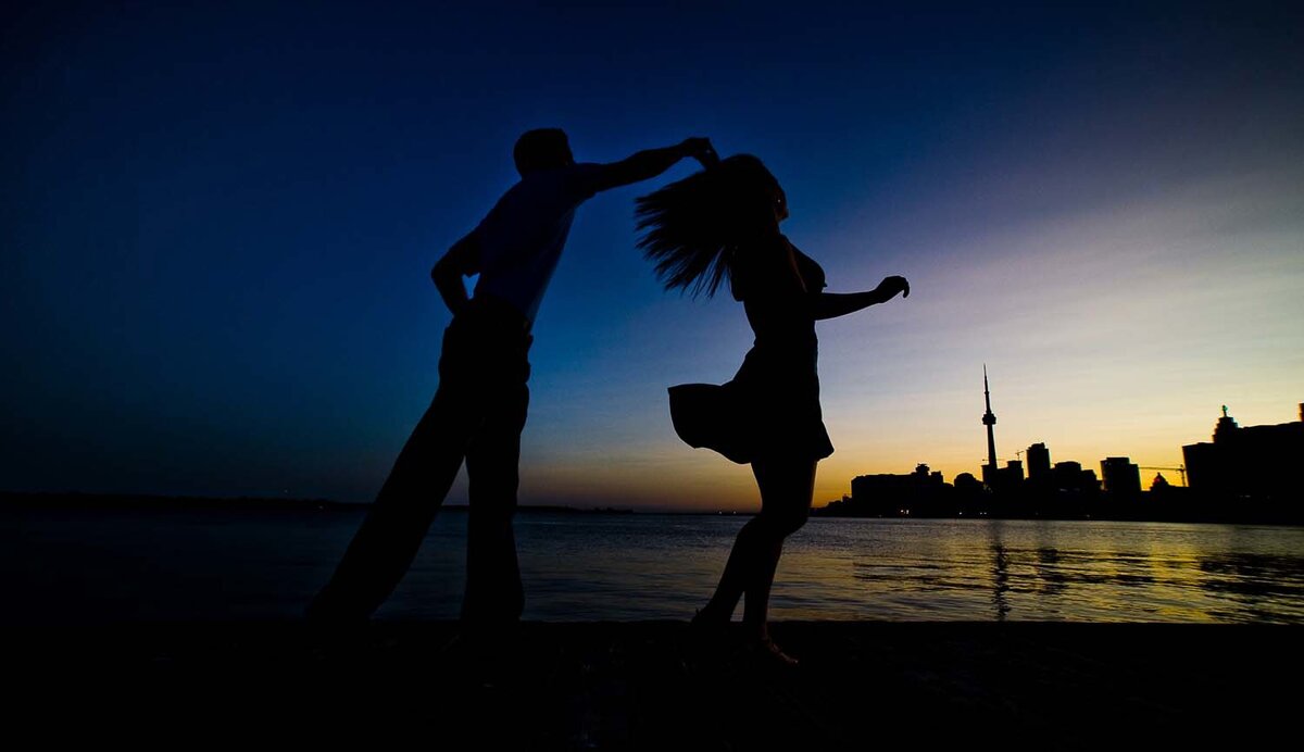 Romance dance. Парень и девушка танцуют. Романтический танец. Пара танцует на закате. Танцующая пара ночью.
