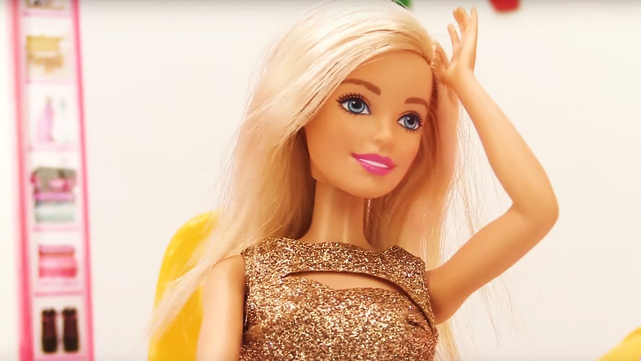 Кто озвучивает барби на русском. Барби одевалки. Барби 2022. Лайкландия с барби. Барби идёт на телевидение.