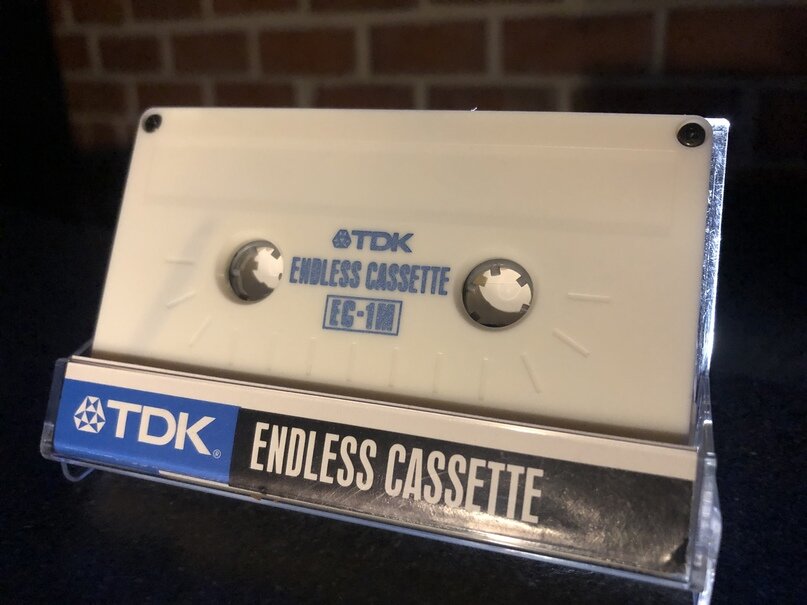 Удобно записать приветственное сообщение и вставить в автоответчик. Если у вас есть, автоответчик, конечно.