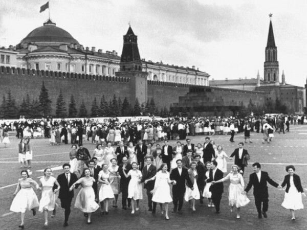 Выпускники школ на Красной площади Москвы, 21.06.1941 г. Фото из открытых источников.