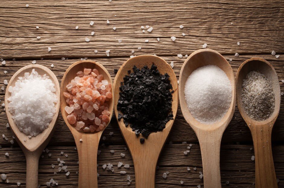 Соль необходима для подчеркивания естественного вкуса продуктов. Это одна из главных причин, по которой ее используют повара. Соль издавна широко используется в качестве натурального консерванта.
