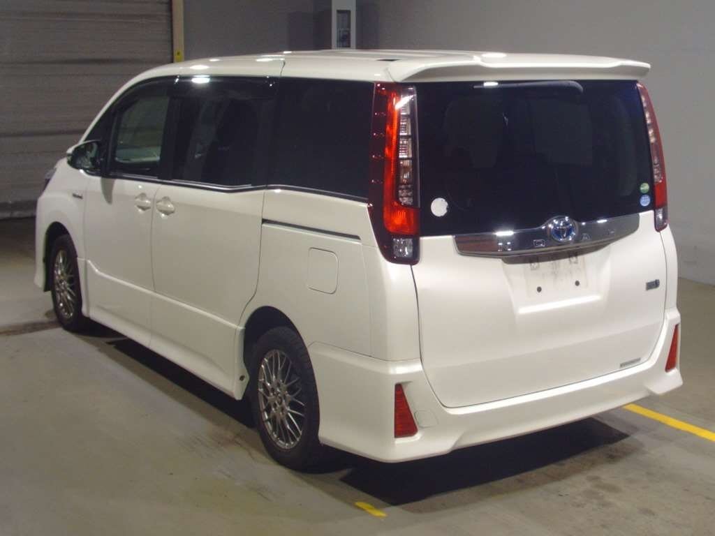 Toyota Noah VS Toyota Voksy. Если ли разница и какой из 2 микроавтобусов  круче? Есть 3-й вариант. | Авто из Японии | Дзен