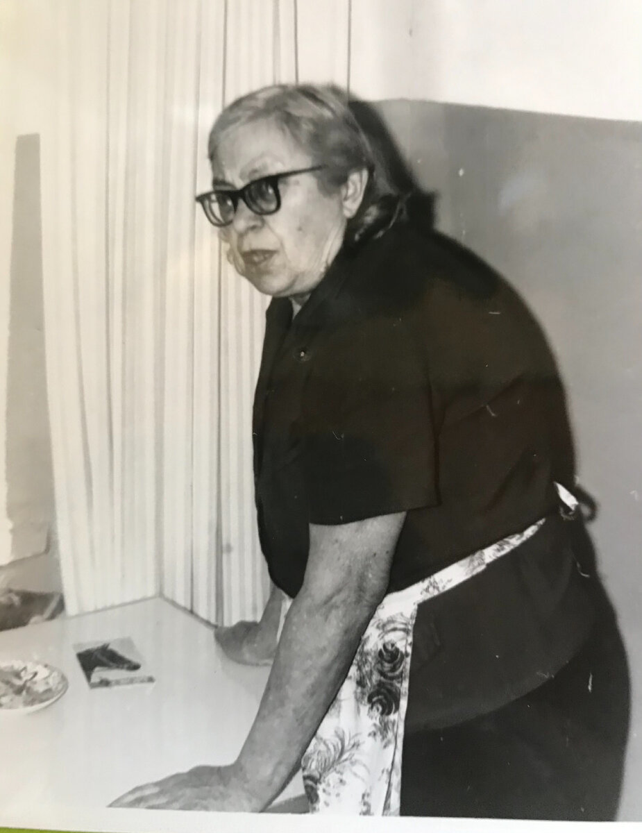 Сколько помню бабушку Люду - всегда в чистом передничке, а в кухне каждый день белоснежные накрахмаленные салфетки