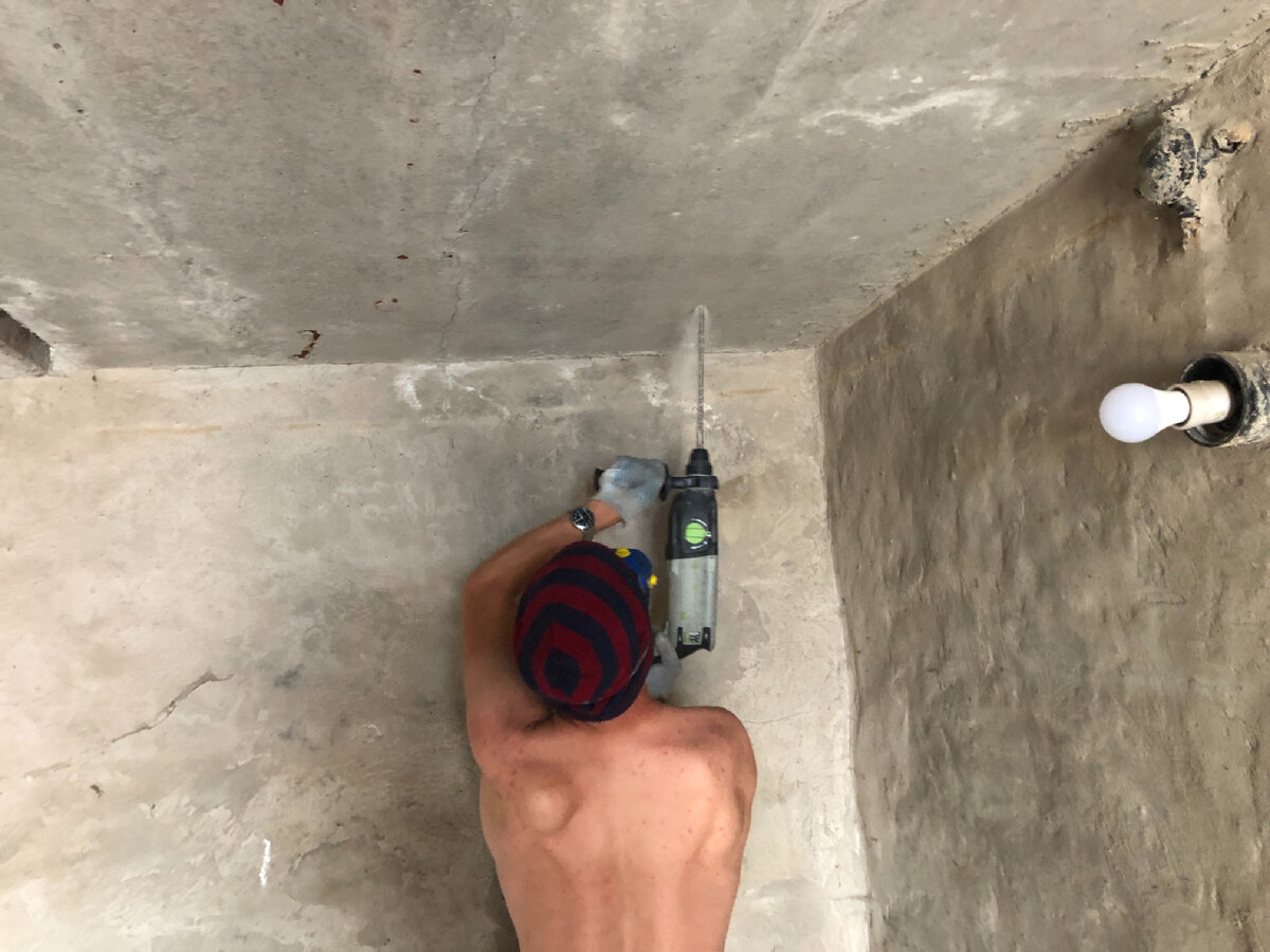 Первым делом, делаем отверстия в потолке  