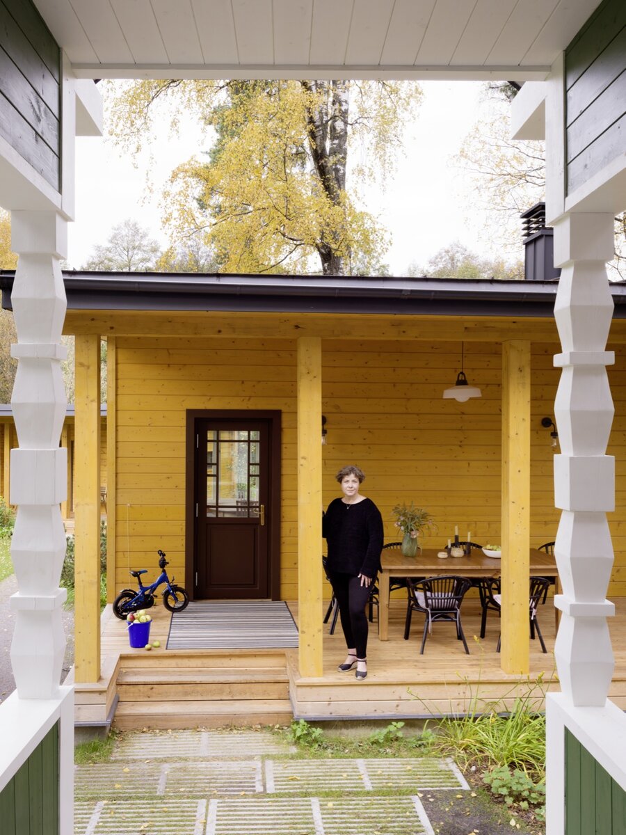 Журналист Евгения Микулина на террасе «библиотеки», ее проектированием занимался Николай Лызлов, строительством — компания «Карт Бланш Инжиниринг». Дверь, компания «Атмосфера 9». Уличная мебель, ИКЕА. ФОТО: СТЕФАН ЖУЛЬЯР (STEPHAN JULLIARD)