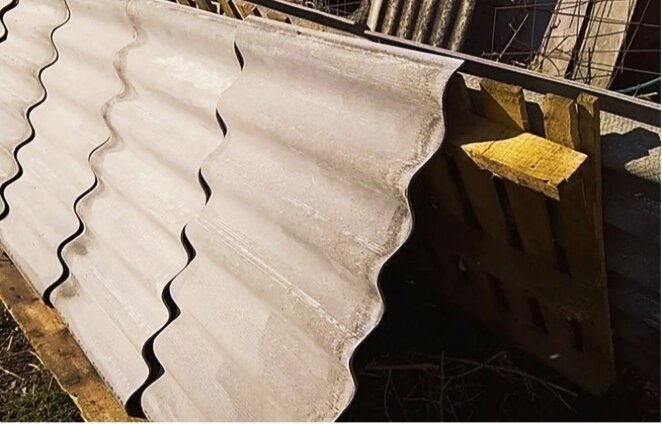 Когда речь заходит о резке шифера, большинство граждан сразу же вспоминает о таком замечательном со всех сторон инструменте, как болгарка с режущим диском. Проблема лишь в том, что ее использование сопряжено с рядом малоприятных сложностей, а самое главное – болгарка есть далеко не в каждом хозяйстве. Благо, разрезать шифер можно вполне себе и без использования сложного инструмента.