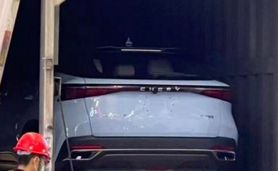 На фото: Кроссовер Chery X-C (Omoda 5) перед премьерой