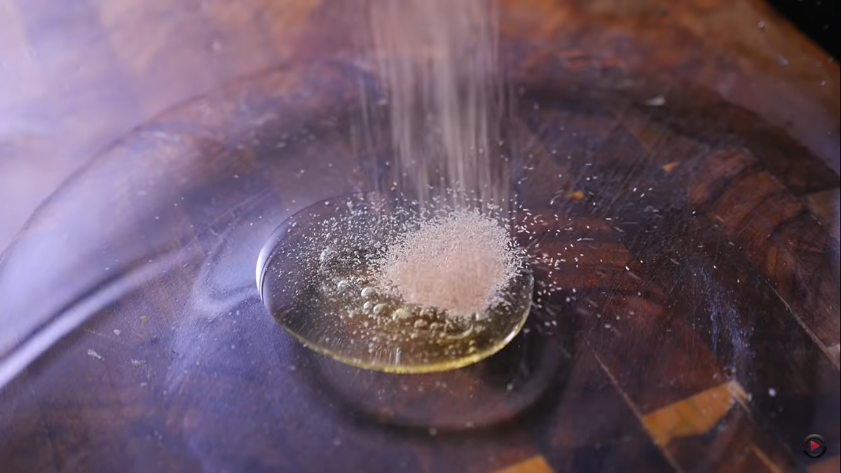 Тёплую воду растительное масло и дрожжи перемешать