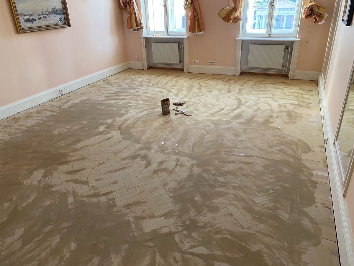 Перед покрытием финишным лаком - необходимо шпатлевать щели!