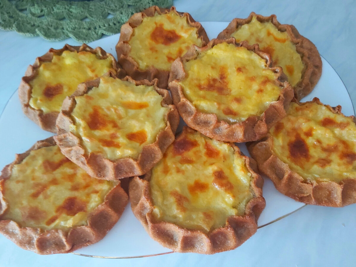        Бывало утром в детстве просыпаешься,а любимая бабушка замешивает тесто....картофель в чугунке в русской печи уже ворчит...самовар на столе шепчет угольками,что скоро будет чай с вкуснятиной...и мы начинает валять тесто...из шариков творить тоненькие ржаные пласты....из готового картофеля делаем пюре и укладывает на пласты его...затем делаем защипы-это мне нравилось больше всего...на противнях в печь уходило по 40шт калиток...надо было делать не только для себя,но и для родни...аромат карельской вкусноты-калиток это память...но навык во мне!И вот вчера перед Пасхой очередная порция!Угощайтесь....