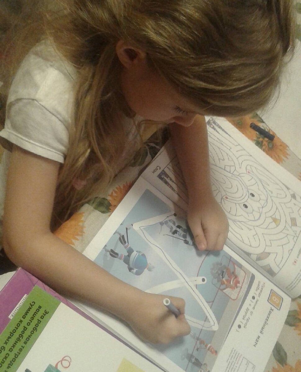 Ребенок без экранов начинает развлекаться всем, что подвернется под руку :)