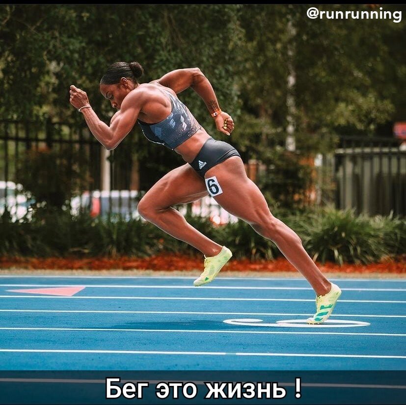 Московский марафон. Человек убегает. Ноги в луже. Мужчина бежит по набережной. Человек убегает.