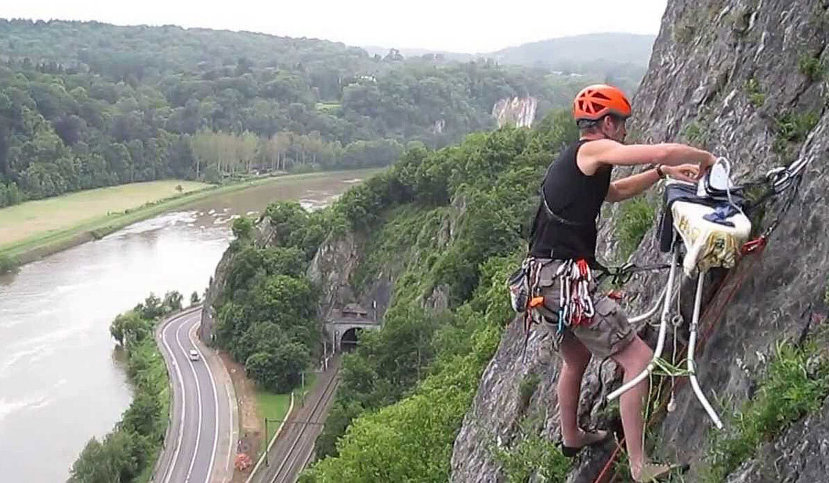 extreme ironing, подвиснув на склоне горы