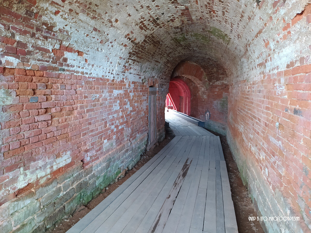 Протяжённый проход между двумя воротными проёмами крепости