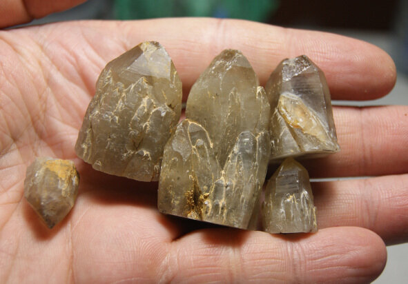 С виду настоящий мусор мутные, побитые и поколотые, 