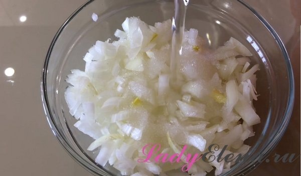Сначала нарезаем луковицу небольшими кубиками (можно кольцами или полукольцами) и складываем в миску. Для маринада смешиваем сахар, уксус и кипячёную воду. Заливаем содержимое миски и оставляем на 10 минут мариноваться. Позже жидкость сливаем, а лучок слегка отжимаем.