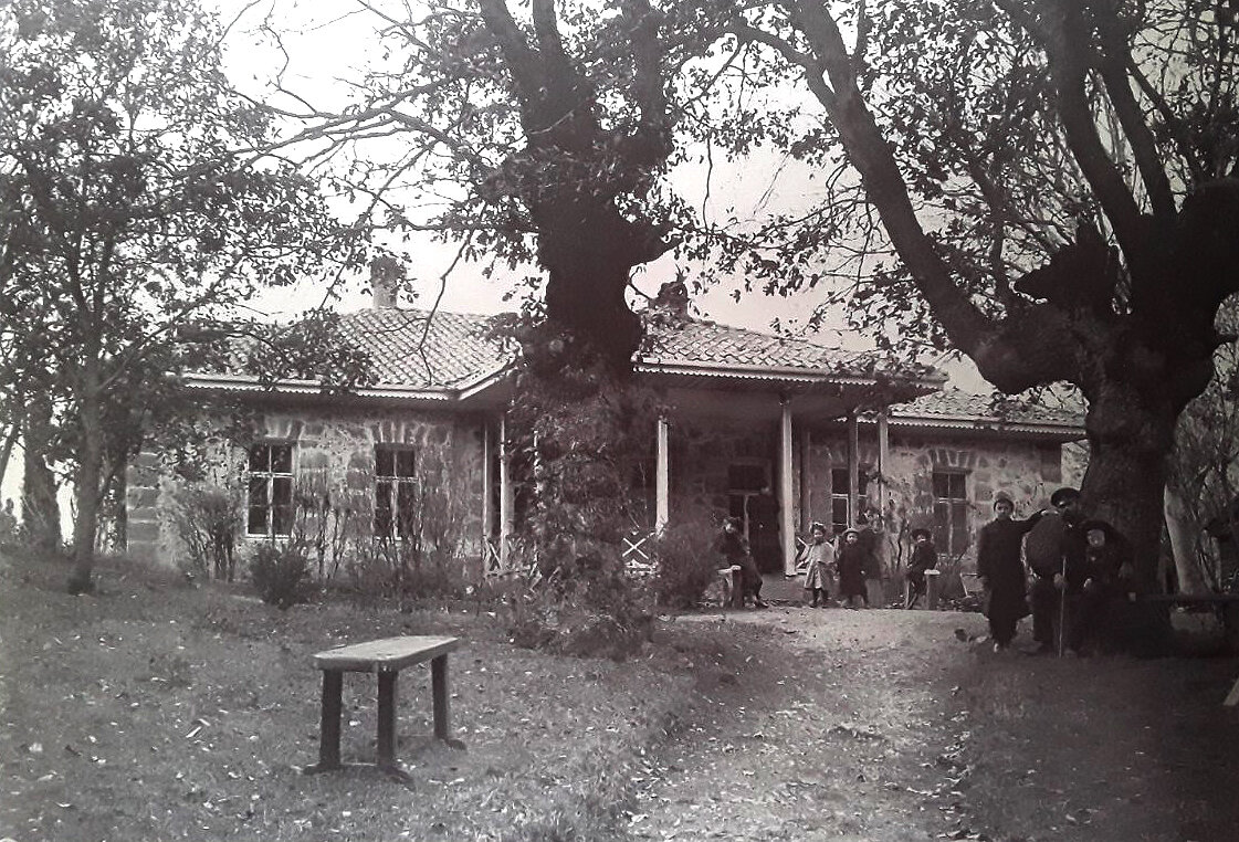 Дом лесничего. Фото Л. В. Средина конца XIX в. Из альбома «Крымский свет фотографий Леонида Средина»