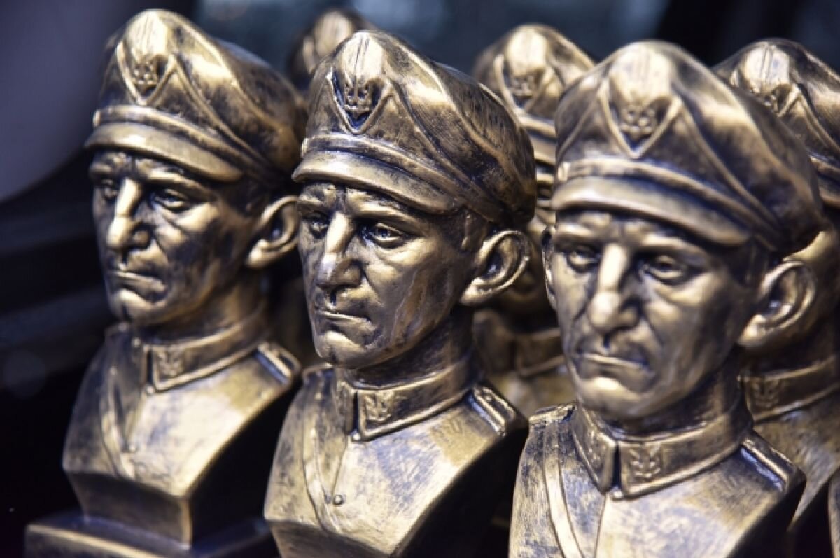    Бюсты Романа Шухевича на акции в годовщину его гибели на территории бывшего села Белогорща во Львове. 2021 год.