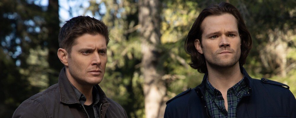 Телесеть The CW ранее анонсировали спин-офф сериала «Сверхъестественное» (Supernatural), который представляет собой приквел. Теперь «Винчестеры» (The Winchesters) получили дату релиза. 
Грядущее шоу будет посвящено родителям Сэма и Дина, главным героям основного сериала. В центре истории будут отношения Джона и Мэри Винчестер, которых сыграли Джейк Роджер и Мэг Доннелли. Дженсен Эклс, исполнивший Дина Винчестера, выступил в роли рассказчика. Он же спродюсировал ответвление.

Согласно данным Deadline, премьера проекта состоится 11 октября 2022 года. Количество эпизодов в первом сезоне не уточняется.