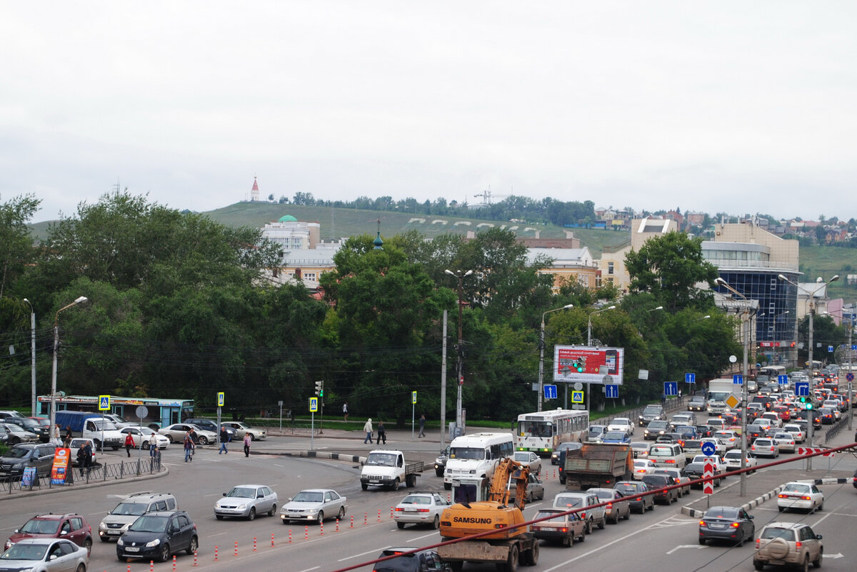 Вид на Караульную гору с пешеходного моста через ул. Вейнбаума.