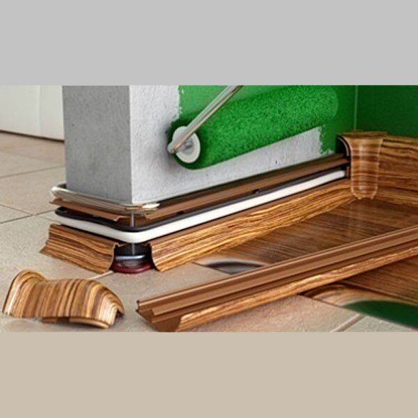 Завершающим этапом любых ремонтных операций является монтаж различных декоративных элементов, в частности плинтусов. Здесь у начинающих ремонтников возникают сложности, так как они не знают, можно ли приклеить пластиковый плинтус, и каким составам нужно отдать предпочтение.