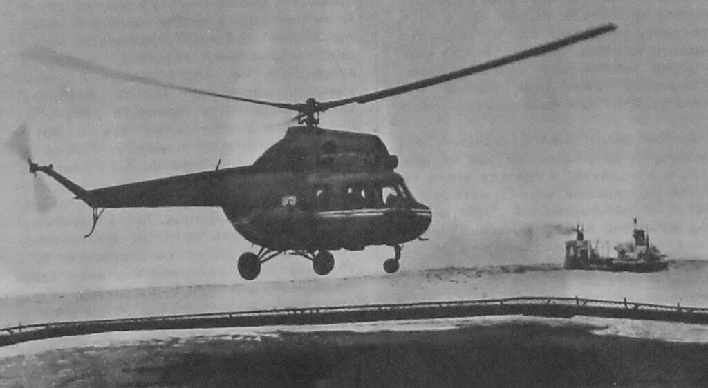 Вертолет Ми-2, базирующийся на атомоходе «Леонид Брежнев» – флагмане ледовой проводки. На втором плане – ледокол «Ермак» и танкер «Каменск-Уральский»