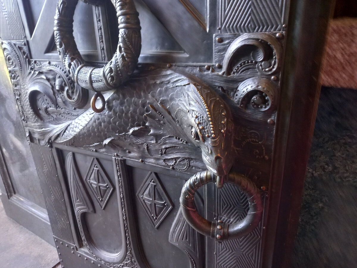 Вход в Никольский собор через огромные двери с такими вот ручками, впечатляет каждая деталь продумана и исполнена в морском стиле