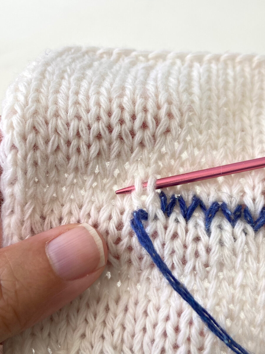 Горизонтальная дорожка стежков в направлении справа налево.