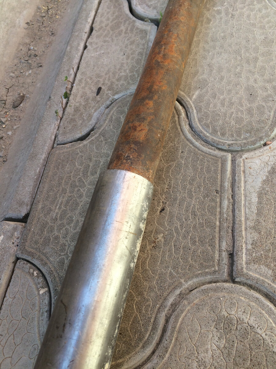 Подобрал две трубы. Одна труба входит в другую с минимальным зазором. Светлая труба из "нержавейки". Опорная плита под стойку будет из стали, листа из нержавейки у меня не нашлось. Поэтому стойку решил сделать составной при помощи болта. Далее увидите.