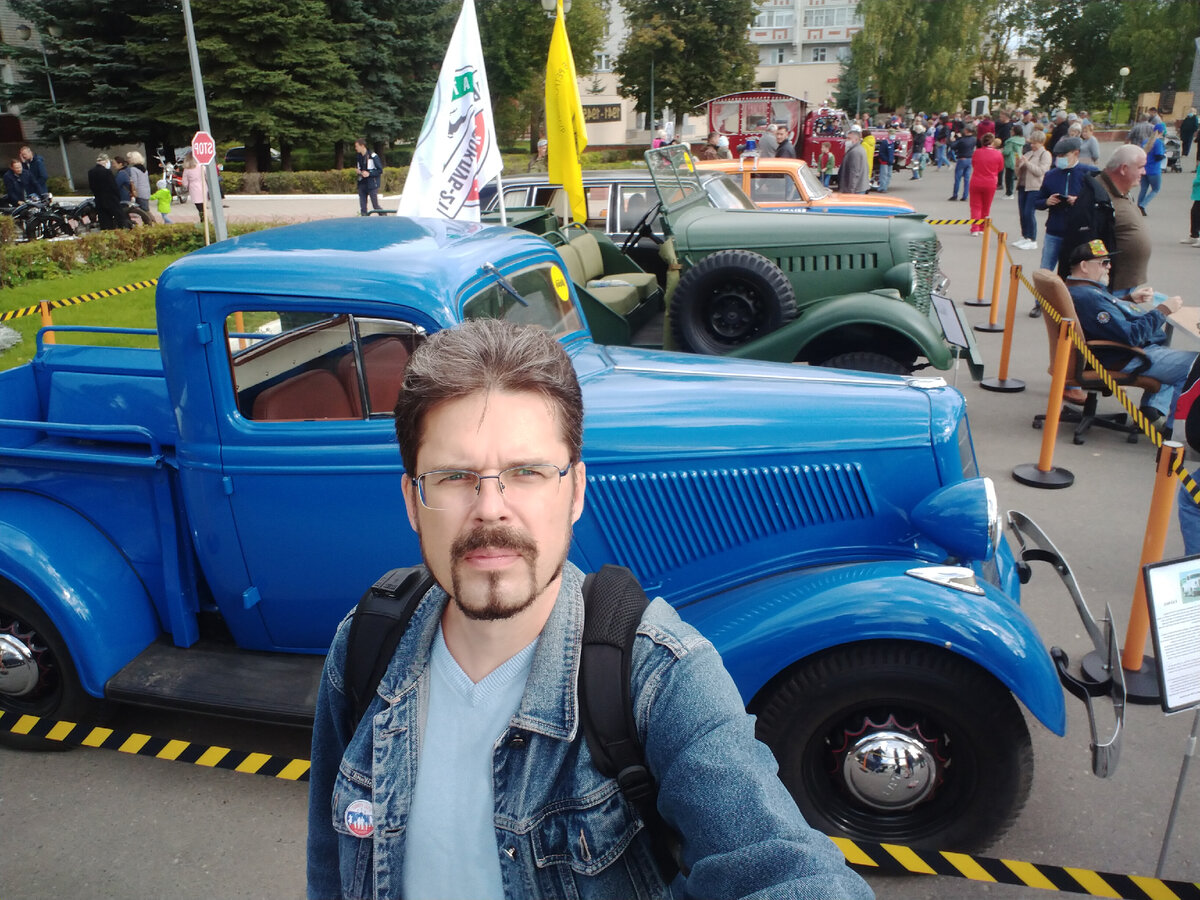 Это я на фоне уникальных автомобилей из коллекции Гнедина. А чуть подальше справа на кресле и сам Александр Васильевич. 