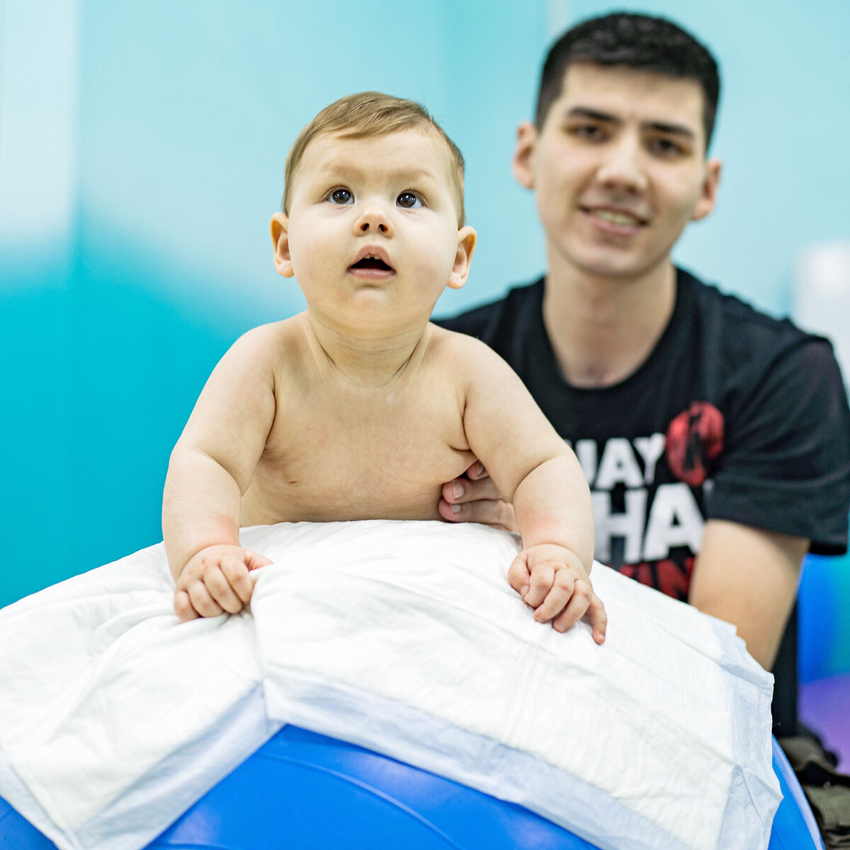 Занятия на фитболе положительно сказываются на здоровье ребенка и обеспечивают необходимую физическую активность