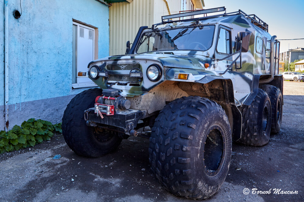 Вот такой "Трэкол" стоит на территории прокатной конторы. На нем по тундре проедешь где угодно.