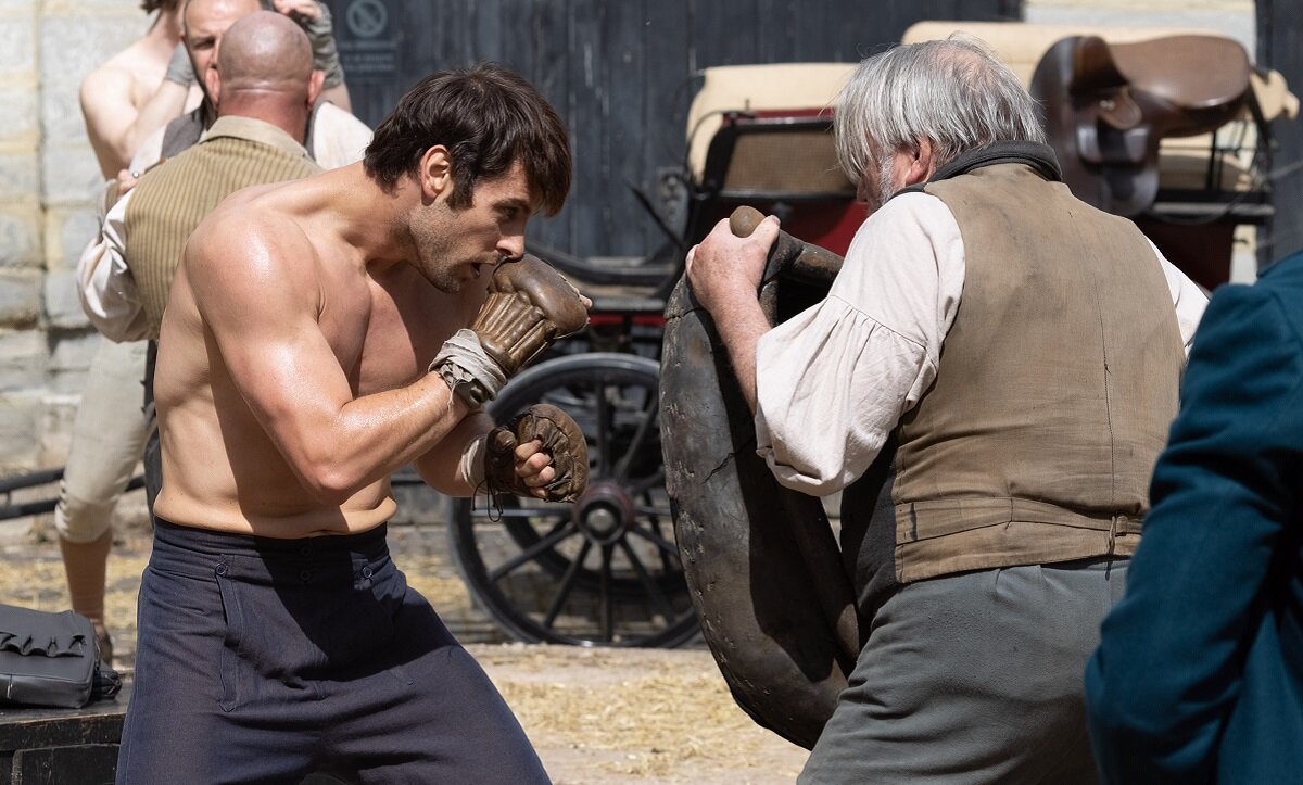 Столько энергии вхолостую расходуется! А ведь могли бы наняться к какому-нибудь лорду ковры в замке выхлопать. 