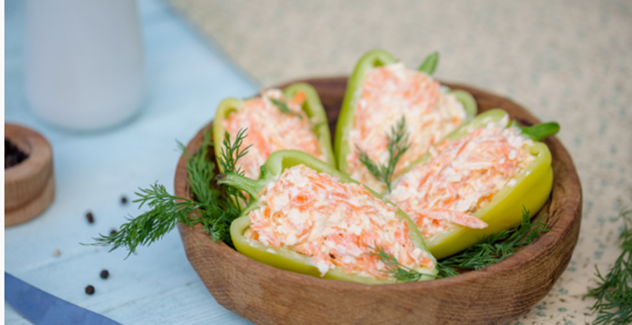 Морковный салат с брынзой в болгарском перце