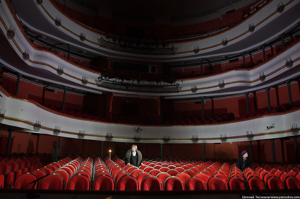 Театр маяковского логотип. Вл. Театр маяковского основная сцена бельэтаж. Театр имени маяковского москва. Театр им маяковского сцена на сретенке.