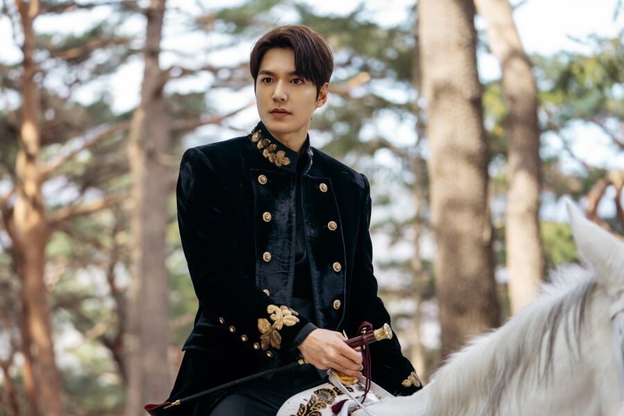 Источник: Яндекс-картинки https://0.soompi.io/wp-content/uploads/2020/04/10055816/the-king-eternal-monarch-lee-min-ho.jpg
