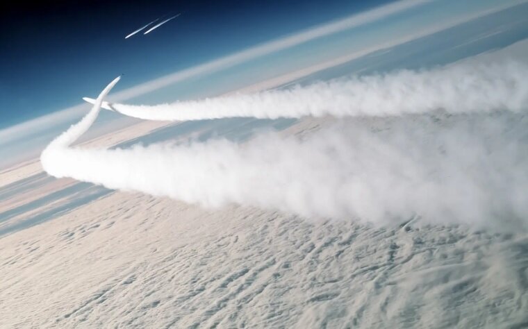 Два советских МиГ-29 на пути в Канаду перехватываются F-15 Eagle 21-го тактического истребительного авиакрыла в Элмендорфе.