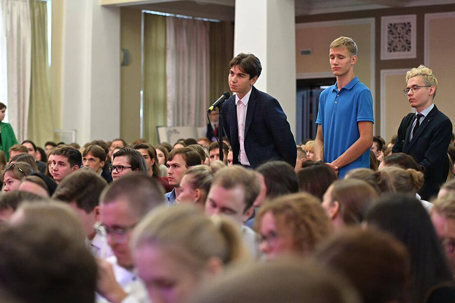 Студенты Уральского федерального университета имени первого президента России Б. Н. Ельцина во время общения с губернатором Свердловской области Евгением Куйвашевым. Фото: департамент информационной политики Свердловской области