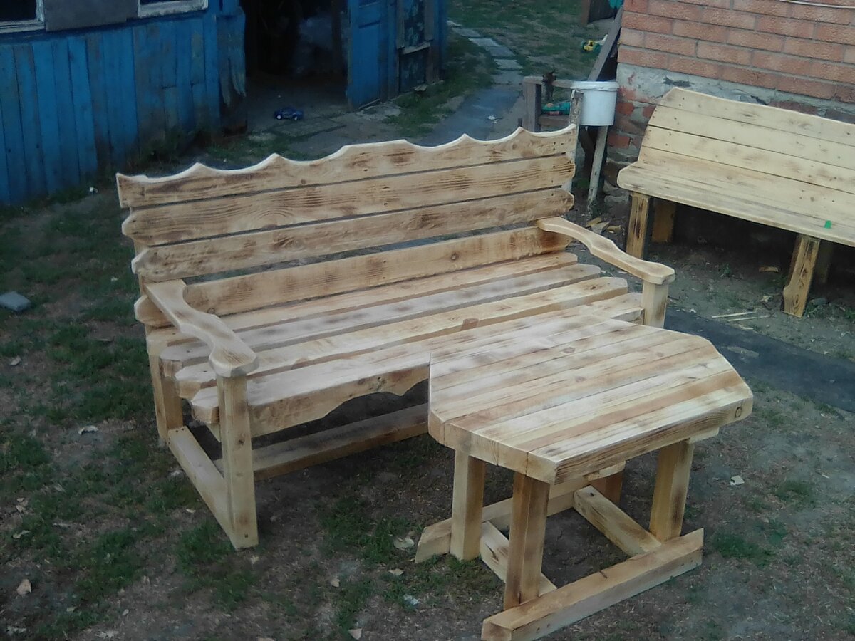 Скамья с кофейным столиком на даче, заняло у меня пол дня, но результат того стоит.